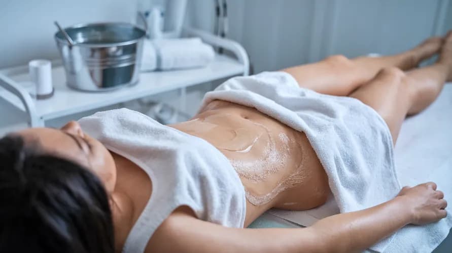 Delikatna cukrowa depilacja strefy brzucha