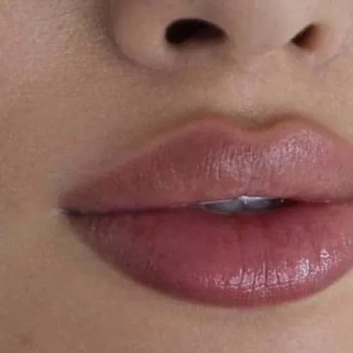 Subtelne powiększanie ust: naturalny wygląd