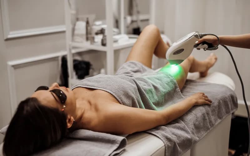 Gładkie nogi dzięki depilacji laserowej