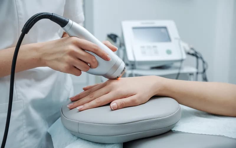 Technika laserowa dla gładkiej skóry rąk