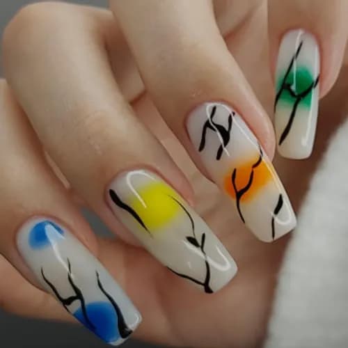 Czysto i delikatnie - manicure sprzętowy w naszym salonie.