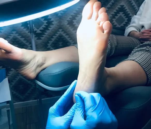 Błyszczące i lekkie stopy dzięki usuwaniu nagniotków