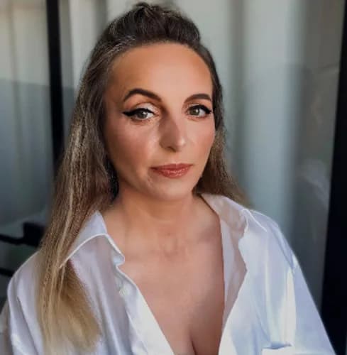 Фарбування брів фарбою для виразності погляду