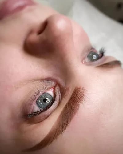 Indywidualny dobór koloru do farbowania brwi w salonie