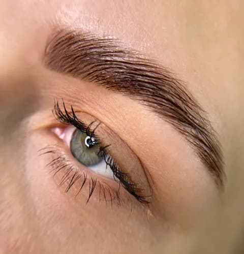 Klasyczne farbowanie brwi farbą do brwi dla naturalnego efektu