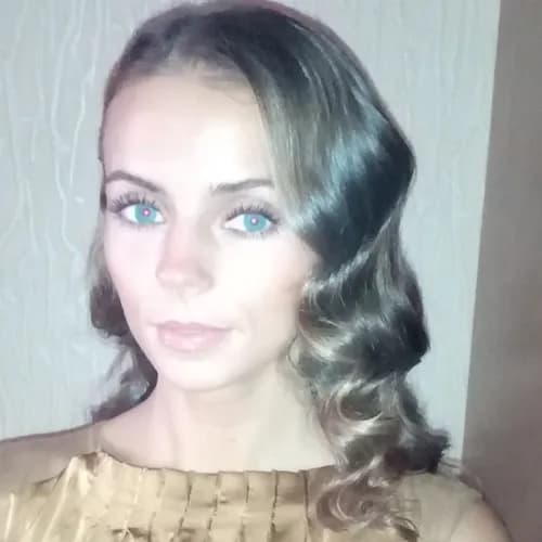 Artystyczna stylizacja włosów: wieczorowy look z charakterem