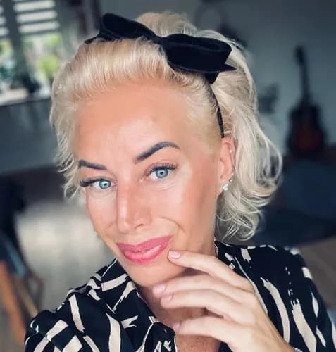 Artystyczna stylizacja włosów: wieczorowy look z charakterem