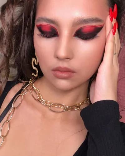 Eksplozja kolorów: fantazyjny makijaż