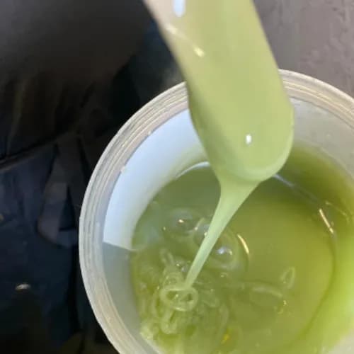 Łagodne rozwiązanie problemu meszku: depilacja cukrowa dla każdego typu skóry