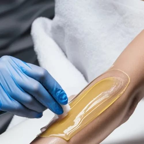 Depilacja cukrowa całych rąk: delikatna technika usuwania włosów