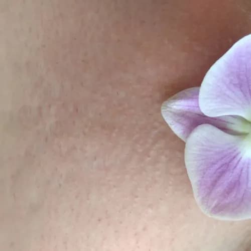 Komfortowy shugaring klasycznego bikini. Doświadczony specjalista