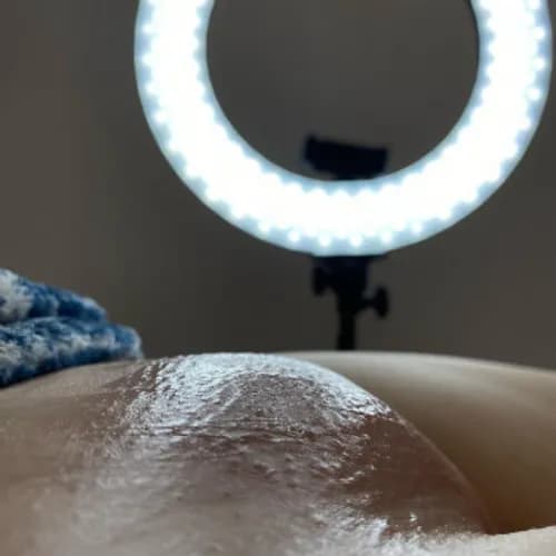 Komfortowy shugaring klasycznego bikini. Doświadczony specjalista