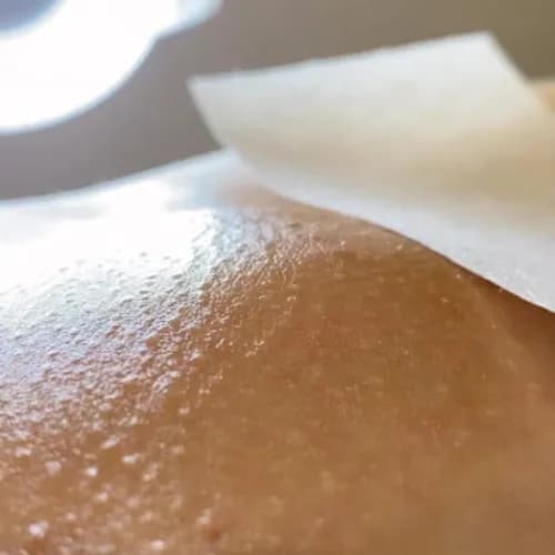 Komfortowy shugaring klasycznego bikini. Doświadczony specjalista