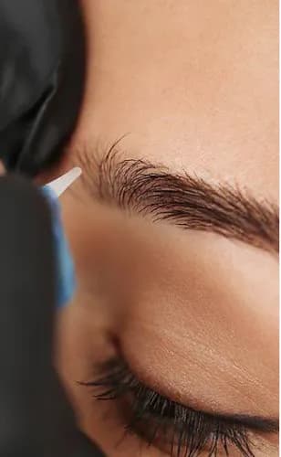 Ostrożna praca z pęsetą dla wygodnego i bezpiecznego rezultatu