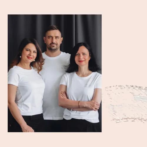 Ostrożna praca z pęsetą dla wygodnego i bezpiecznego rezultatu