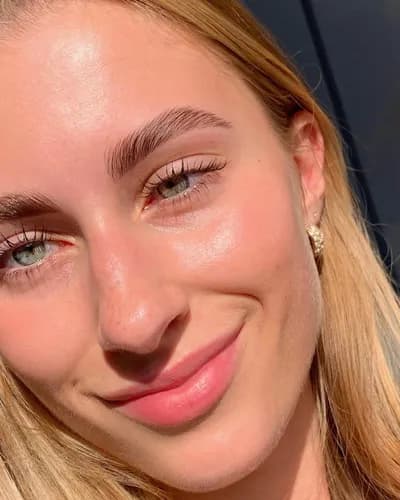 Eleganckie modelowanie brwi