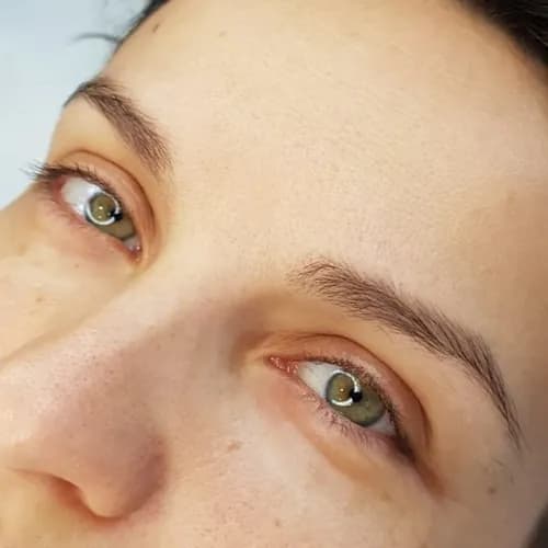 Обработка контура бровей пинцетом