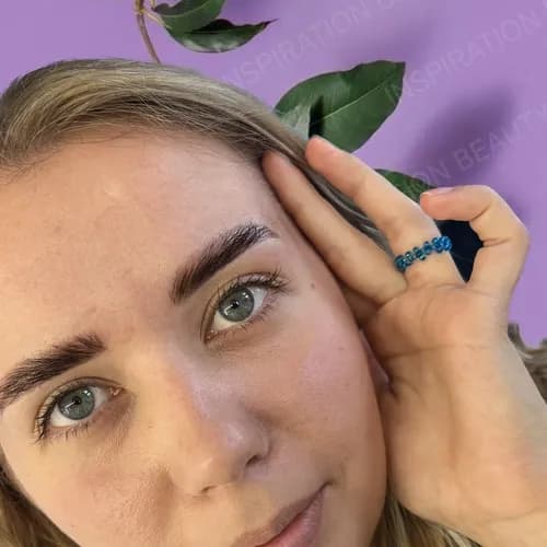 Modelowanie brwi pęsetą