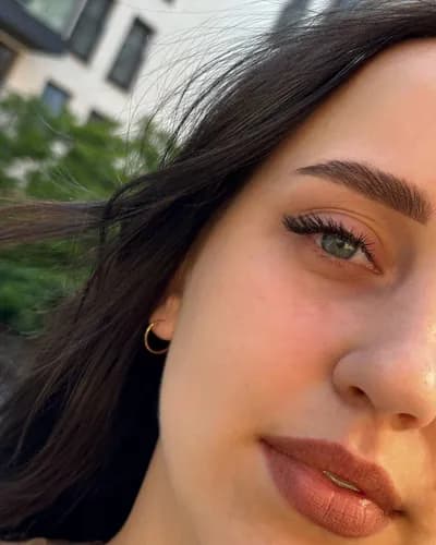 Modelowanie brwi pęsetą