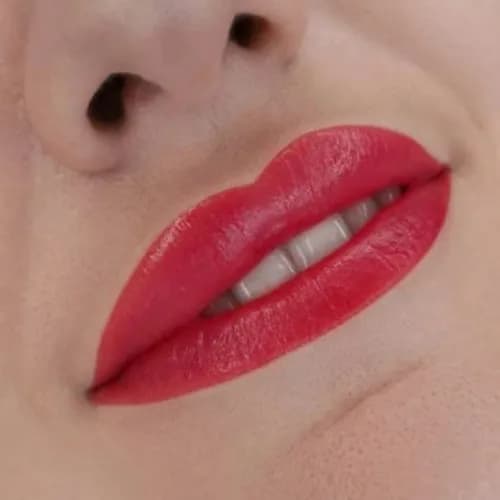 Naturalny tatuaż z efektem szminki