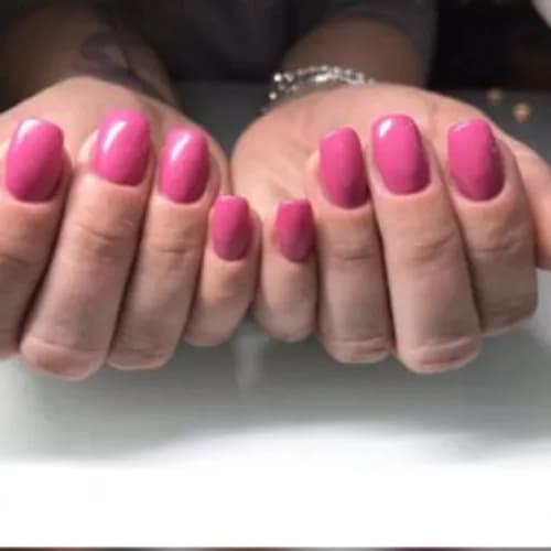 Lakier żelowy zapewnia równomierne, błyszczące wykończenie paznokci