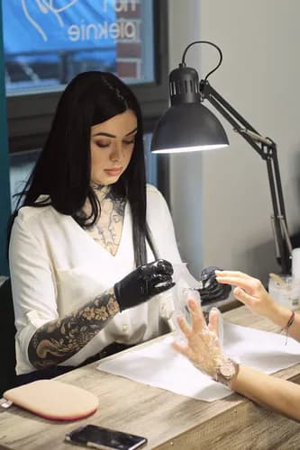 Aplikacja trwałego lakieru żelowego na powierzchnię płytki paznokcia