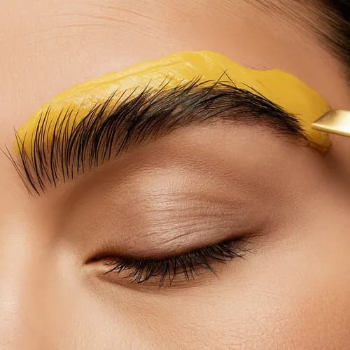 Коррекция бровей воском в один штрих