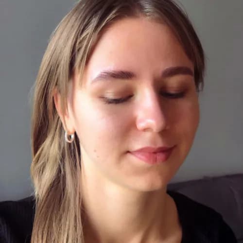 Precyzyjna korekta brwi woskiem