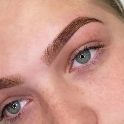 Piękno depilacji brwi woskiem