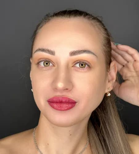 Лёгкий штрих воском для идеальных бровей