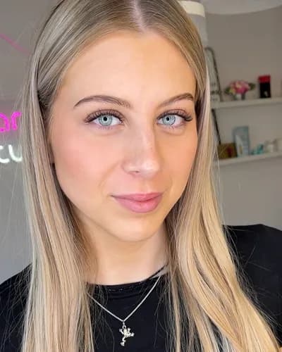 Лёгкий штрих воском для идеальных бровей