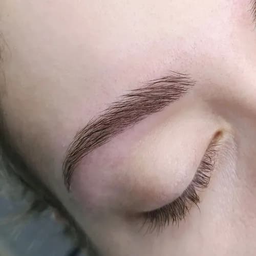 Lekki dotyk wosku dla idealnych brwi