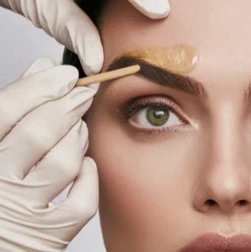 Depilacja woskiem w salonie dla nieskazitelnego kształtu