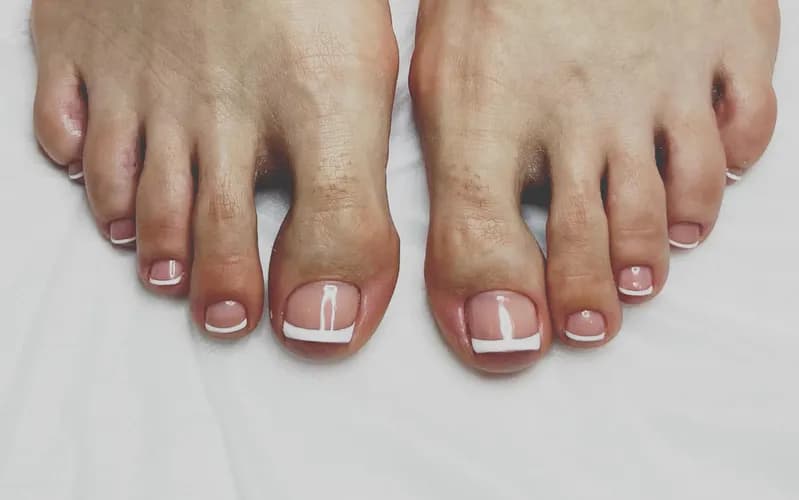 Классический педикюр от мастеров салона