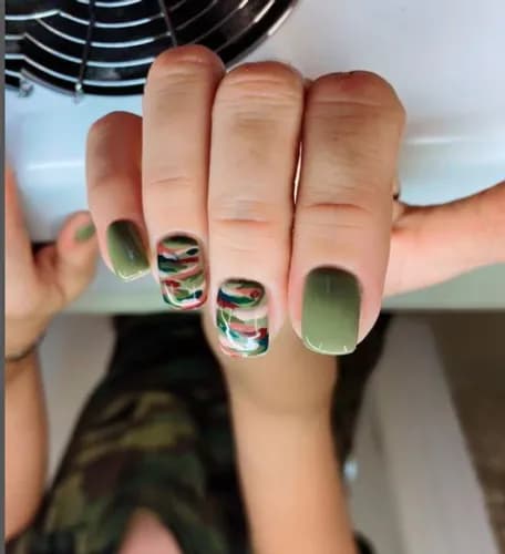 Piękne paznokcie z klasycznym lakierem