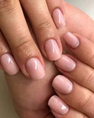 Стильні нігті з класичним лаком