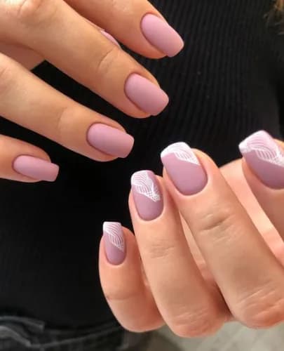 Subtelny manicure z tradycyjnym lakierem
