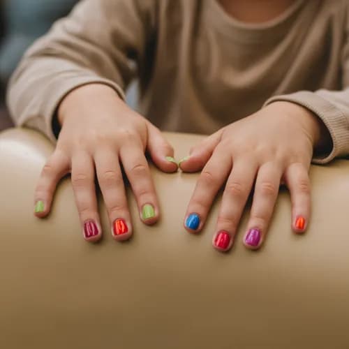 Маникюр с улыбкой для маленьких леди