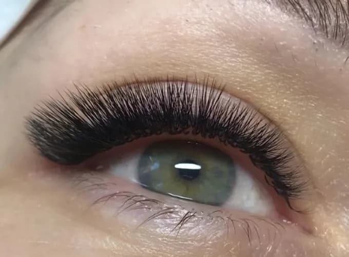 Hollywood Volume rzęs: odmień swoje spojrzenie