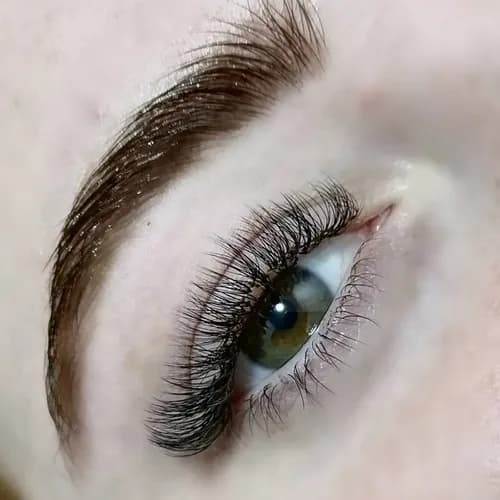 Objętościowe przedłużanie rzęs: hollywoodzka technika