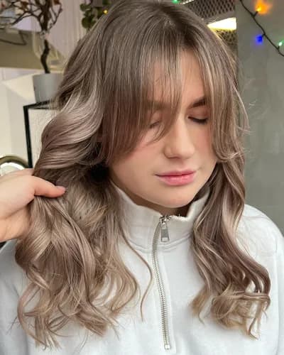 Cięcie grzywki: doświadczony mistrz-stylista