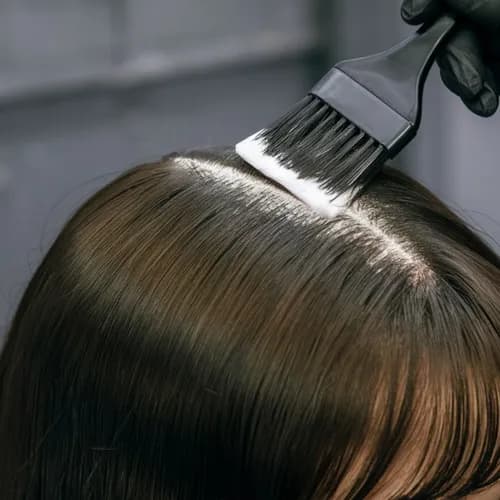 Idealny kolor od nasady: koloryzacja z troską o Twoje włosy