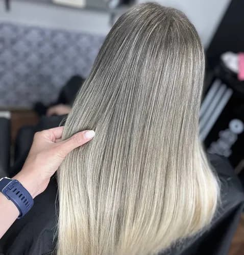 Освіжіть коріння волосся: професійне фарбування