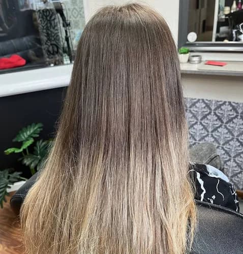 Освіжіть коріння волосся: професійне фарбування