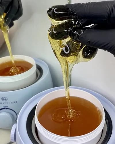 Gładkie nogi na długo: depilacja cukrowa łydek bez podrażnień