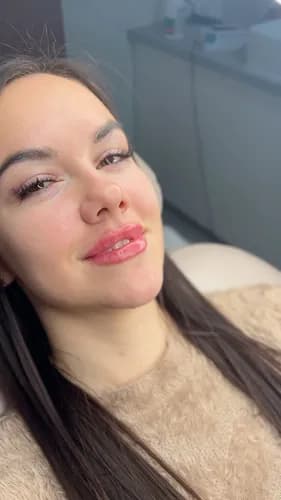 Modelowanie ust preparatami klasy luksusowej. Delikatny efekt