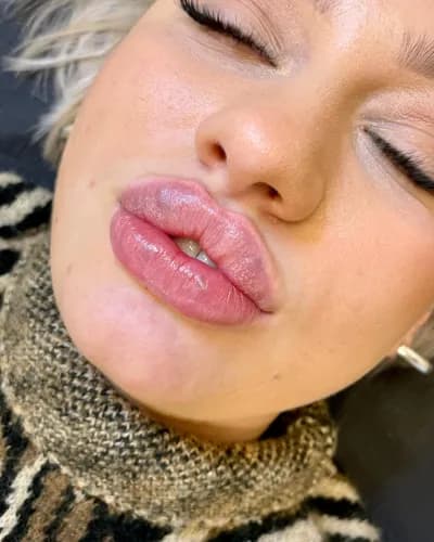 Tworzenie idealnego konturu ust. Doświadczony kosmetolog