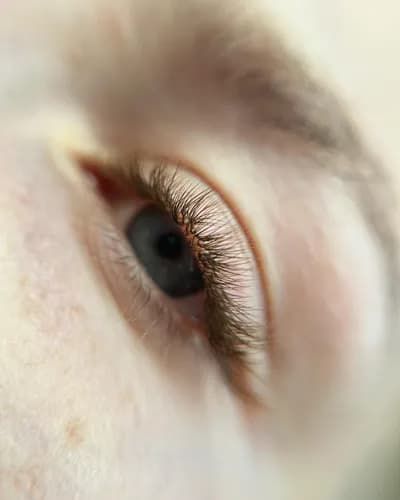 Мягкое снятие ресниц для чувствительной кожи