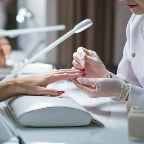 Usuwanie lakieru z płytki paznokcia