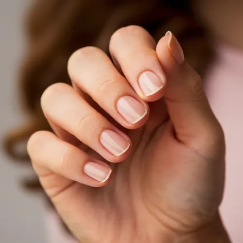 Usuwanie lakieru żelowego z paznokci w celu odnowienia powłoki